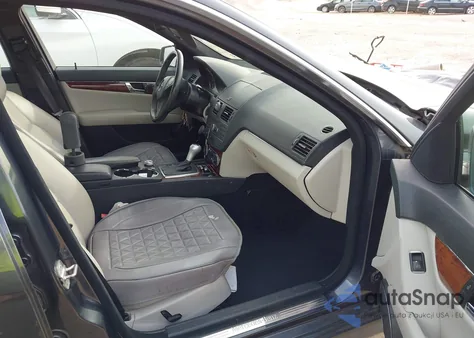 2011 Mercedes-Benz C 300 Sport z USA, uszkodzony, nr VIN WDDGF5EB5BA503921